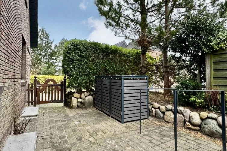 Bild - Großes Wohnhaus unweit der Westerländer Salzwiesen mit Einliegerwohnung und Garage