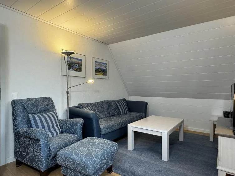 Bild - Großes Wohnhaus unweit der Westerländer Salzwiesen mit Einliegerwohnung und Garage
