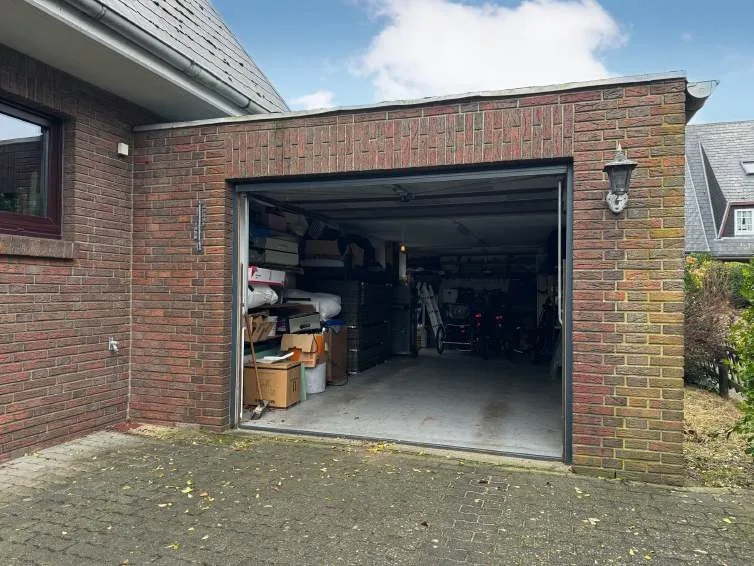 Bild - Großes Wohnhaus unweit der Westerländer Salzwiesen mit Einliegerwohnung und Garage