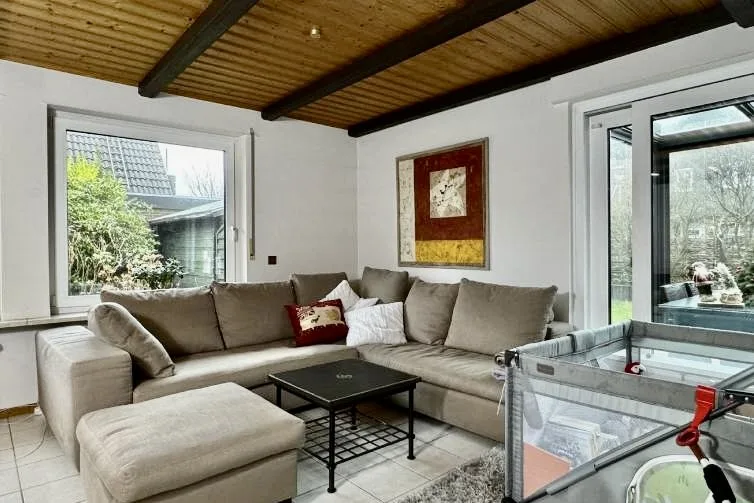 Bild - Großes Wohnhaus unweit der Westerländer Salzwiesen mit Einliegerwohnung und Garage