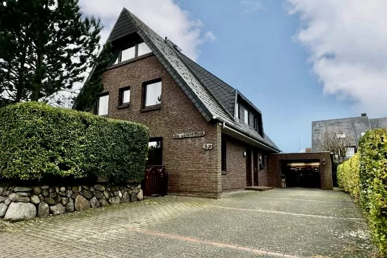 Bild - Großes Wohnhaus unweit der Westerländer Salzwiesen mit Einliegerwohnung und Garage