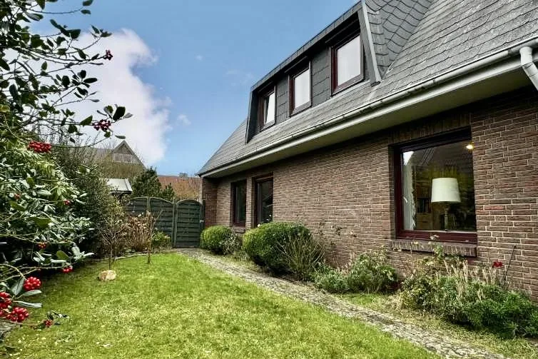 Bild - Großes Wohnhaus unweit der Westerländer Salzwiesen mit Einliegerwohnung und Garage