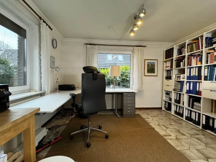 Bild - Großes Wohnhaus unweit der Westerländer Salzwiesen mit Einliegerwohnung und Garage