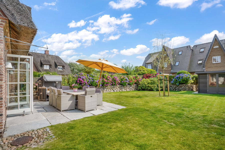 Bild - Haushälfte unter Reet in schöner Lage von Wenningstedt