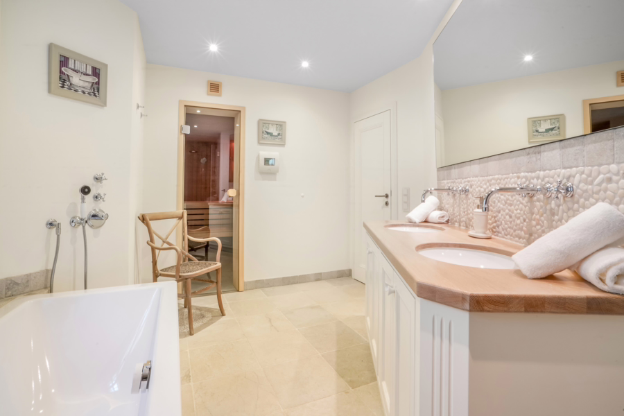 Bild - Haushälfte unter Reet in schöner Lage von Wenningstedt