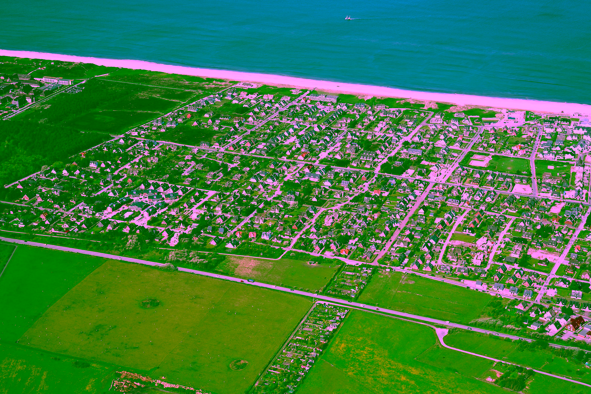 Haushälfte unter Reet in schöner Lage von Wenningstedt - Luftbild (17563)