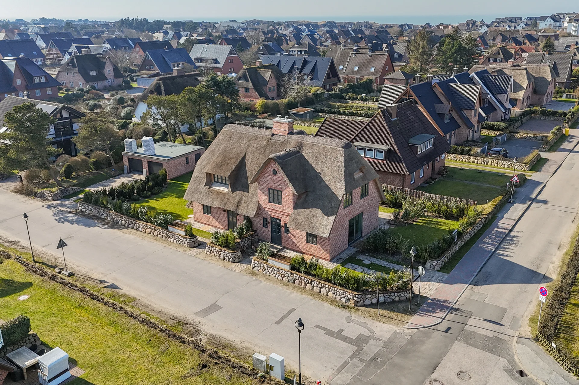 Bild - Neubau von reetgedeckten Haushälften mit jeweils einem eigenen Garagenplatz in Wenningstedt