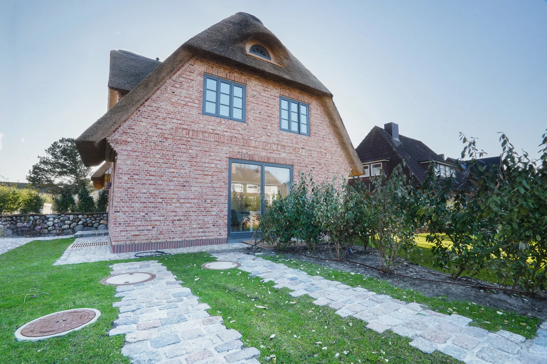 Bild - Neubau von reetgedeckten Haushälften mit jeweils einem eigenen Garagenplatz in Wenningstedt