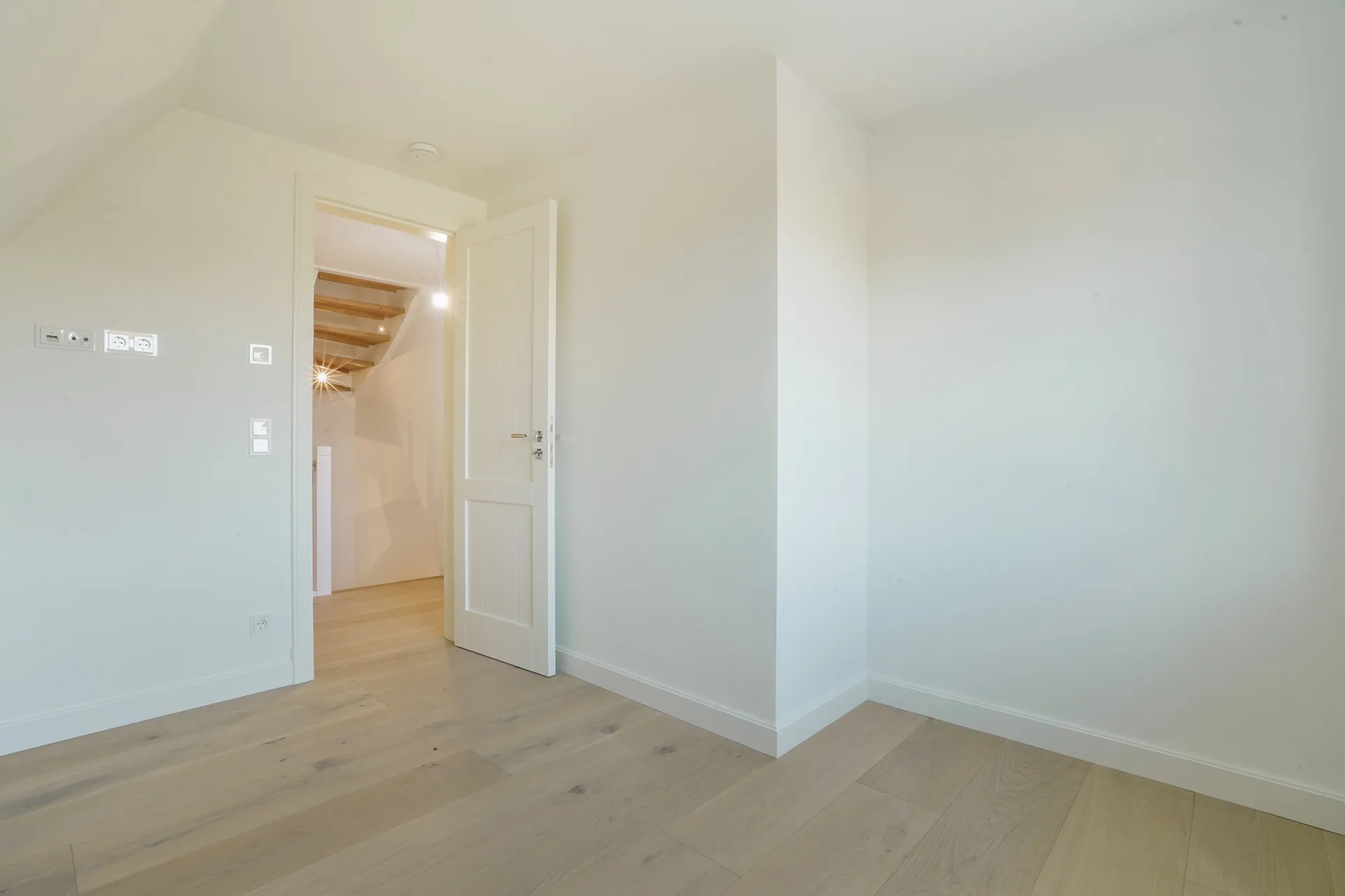 Bild - Neubau von reetgedeckten Haushälften mit jeweils einem eigenen Garagenplatz in Wenningstedt