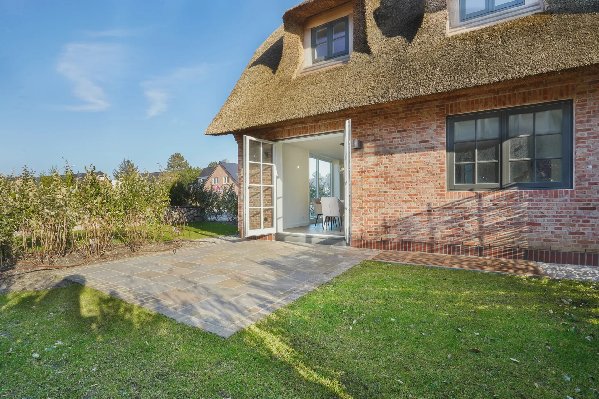 Bild - Neubau von reetgedeckten Haushälften mit jeweils einem eigenen Garagenplatz in Wenningstedt