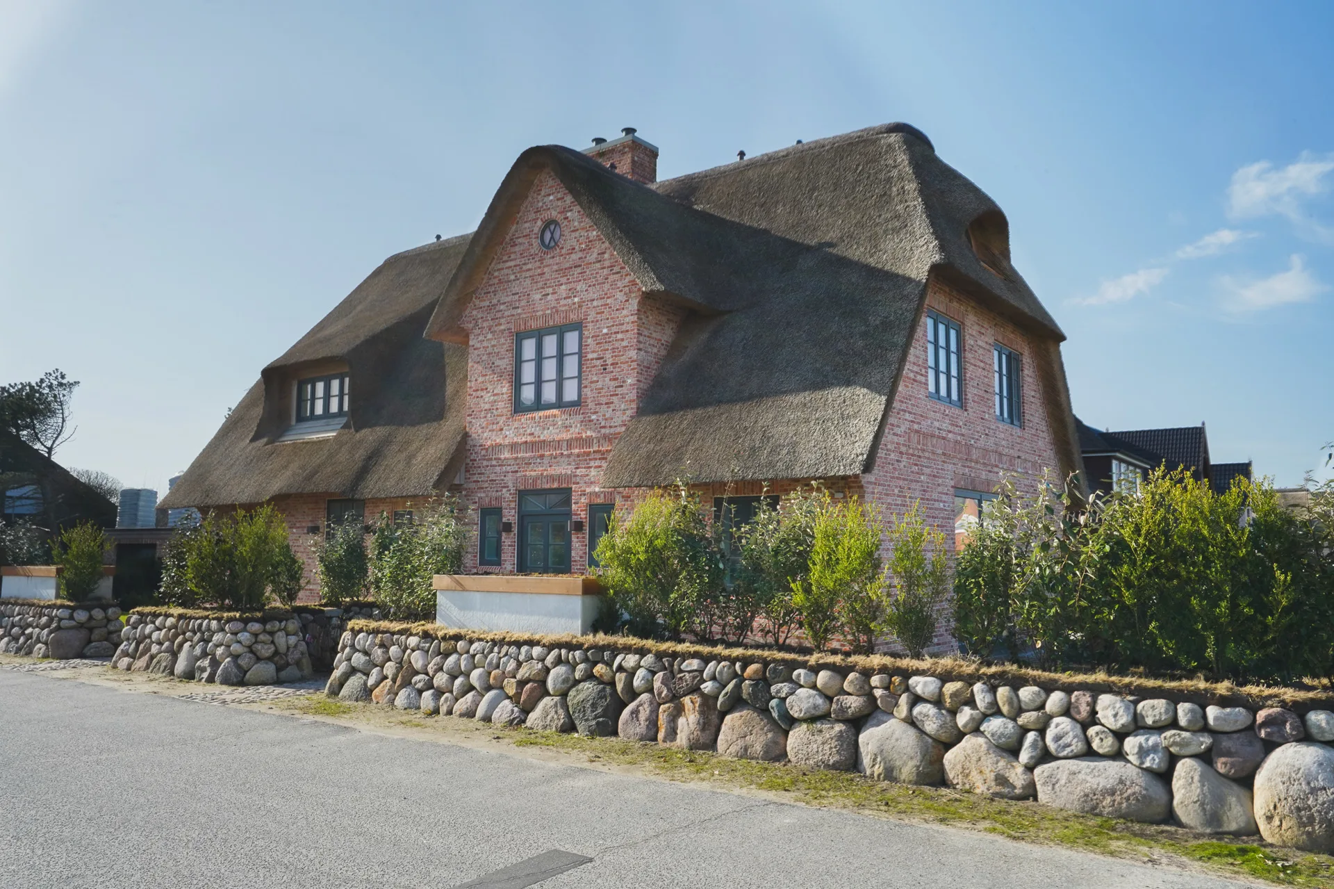 Bild - Neubau von reetgedeckten Haushälften mit jeweils einem eigenen Garagenplatz in Wenningstedt