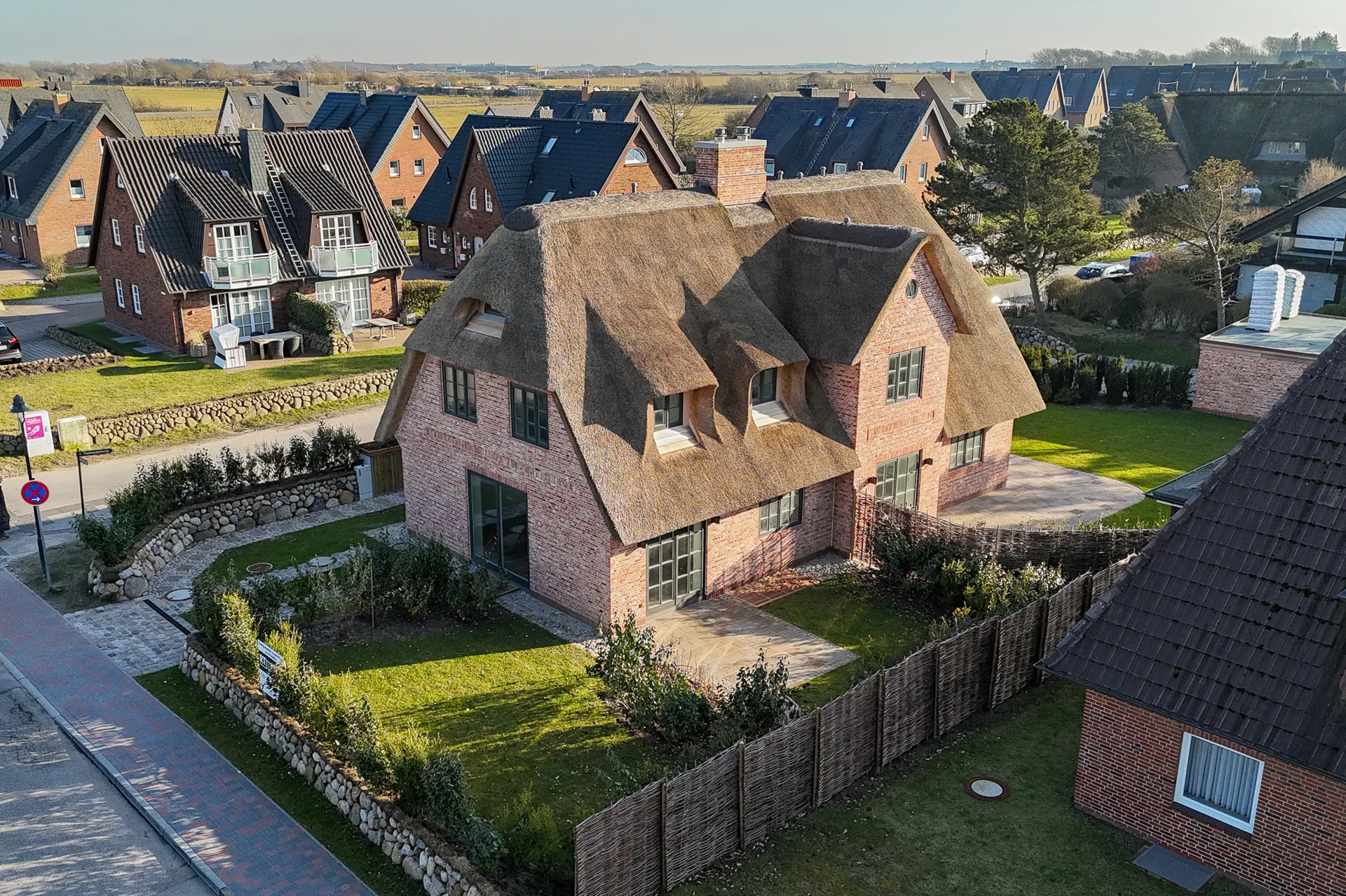 Bild - Neubau von reetgedeckten Haushälften mit jeweils einem eigenen Garagenplatz in Wenningstedt