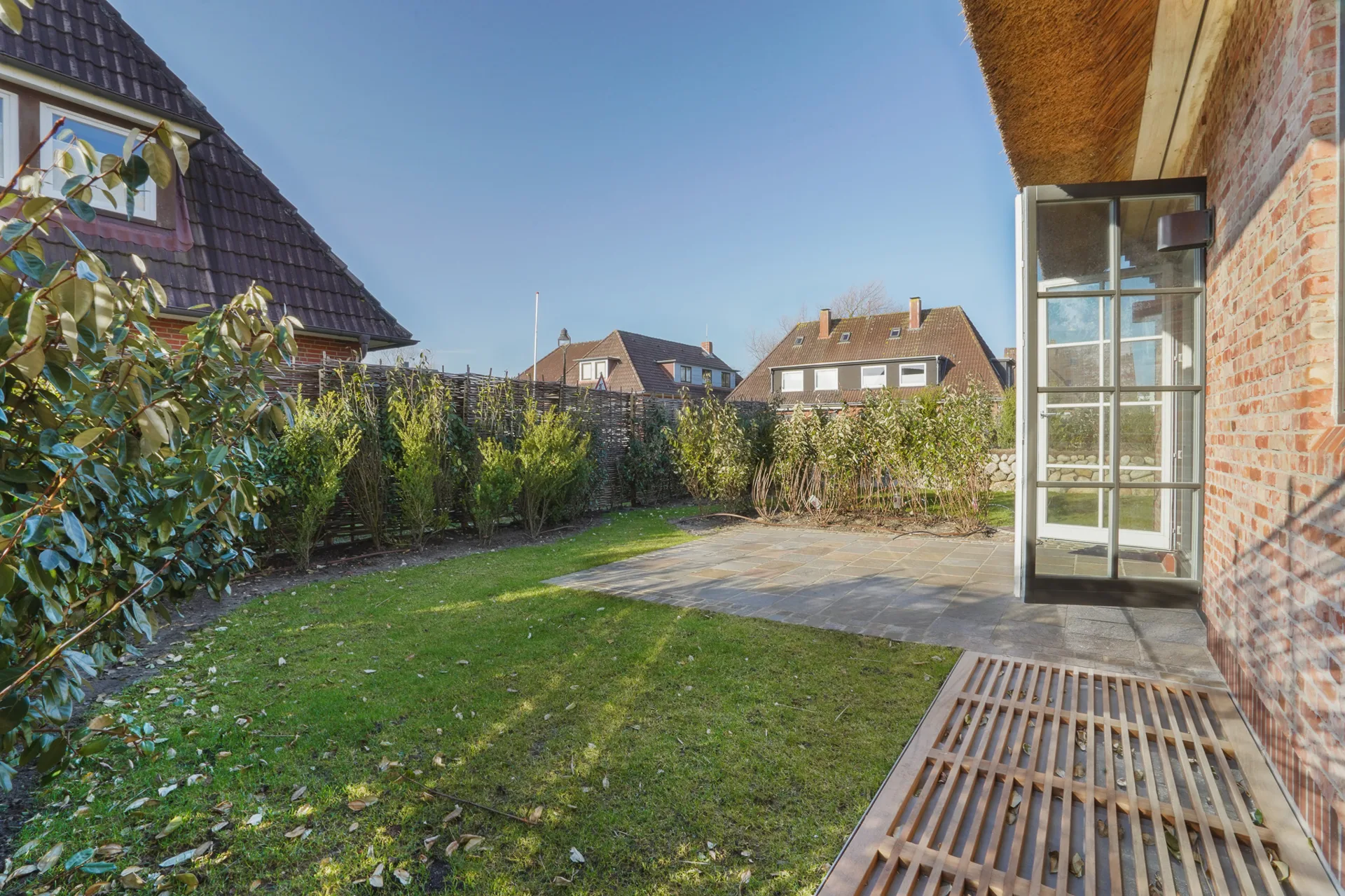 Bild - Neubau von reetgedeckten Haushälften mit jeweils einem eigenen Garagenplatz in Wenningstedt