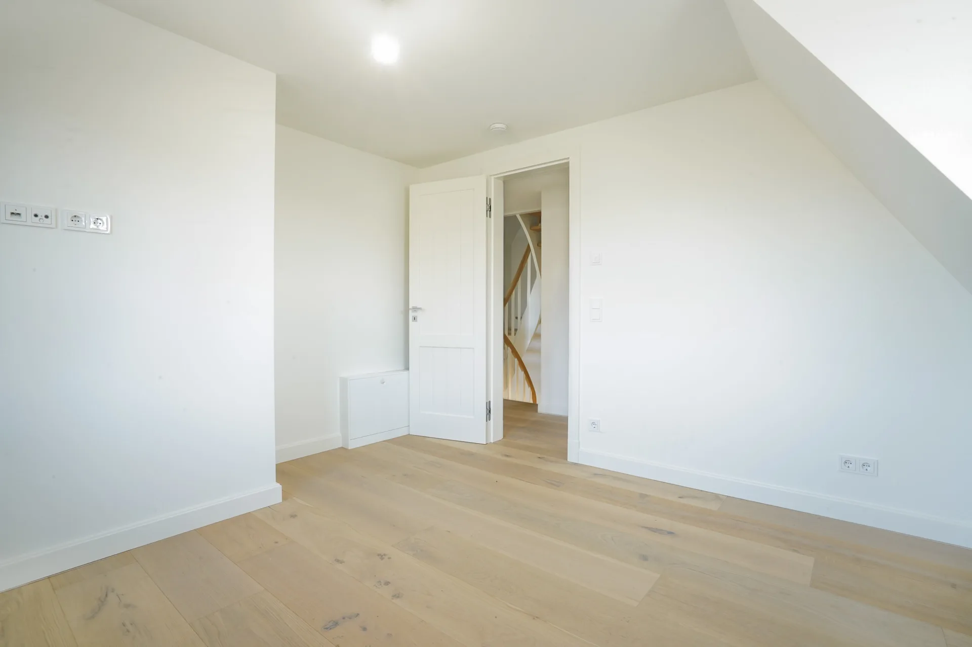 Bild - Neubau von reetgedeckten Haushälften mit jeweils einem eigenen Garagenplatz in Wenningstedt