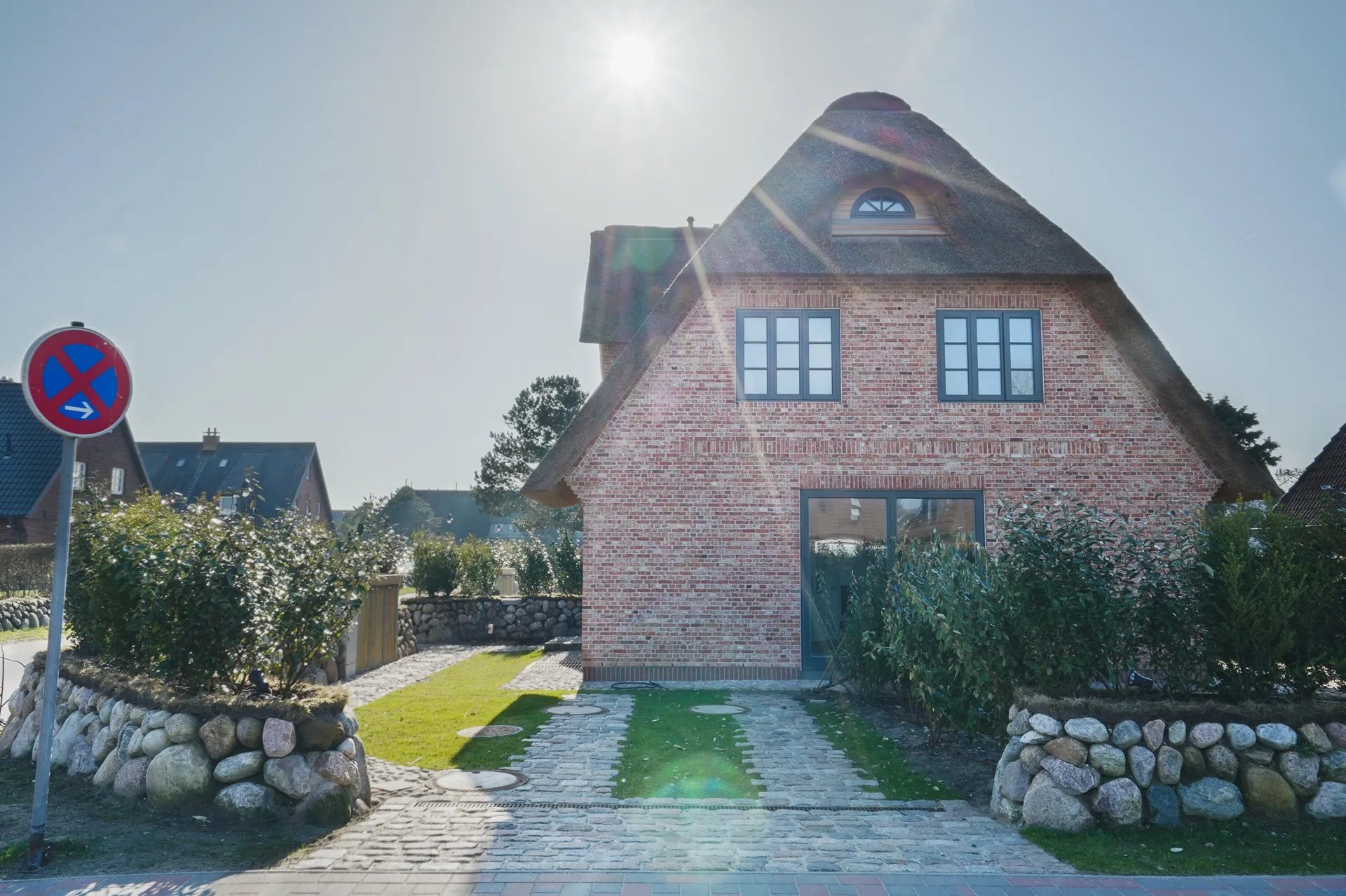 Bild - Neubau von reetgedeckten Haushälften mit jeweils einem eigenen Garagenplatz in Wenningstedt