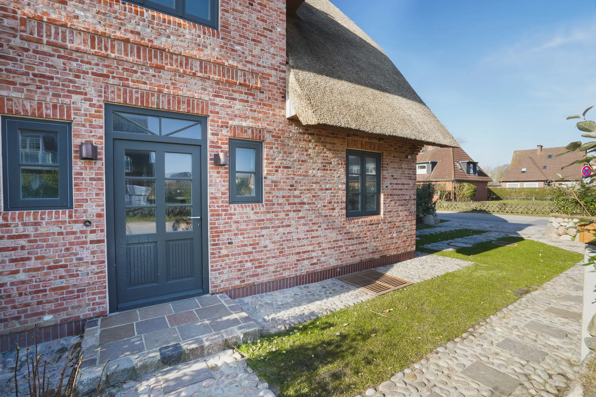 Bild - Neubau von reetgedeckten Haushälften mit jeweils einem eigenen Garagenplatz in Wenningstedt