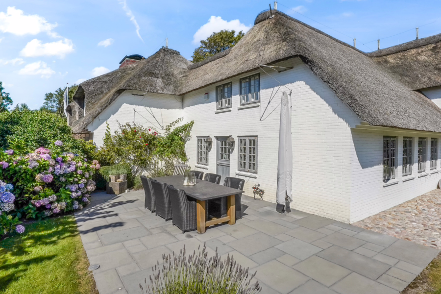 Bild - Stilvolles Einfamilienhaus mit Garage, eingebettet in ein traumhaftes Grundstück in Morsum