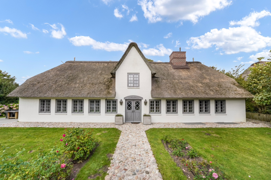 Bild - Stilvolles Einfamilienhaus mit Garage, eingebettet in ein traumhaftes Grundstück in Morsum