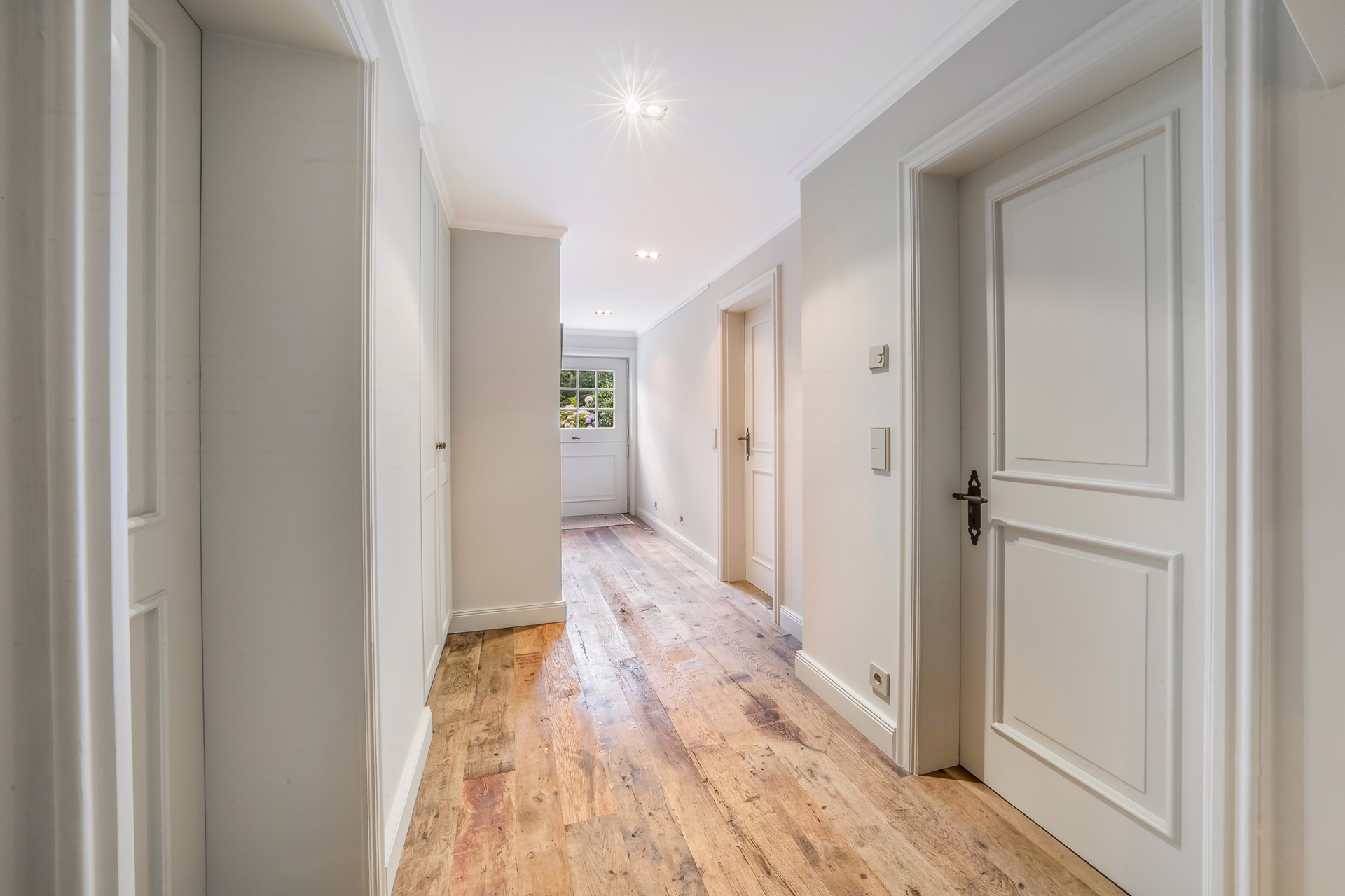Bild - Stilvolles Einfamilienhaus mit Garage, eingebettet in ein traumhaftes Grundstück in Morsum