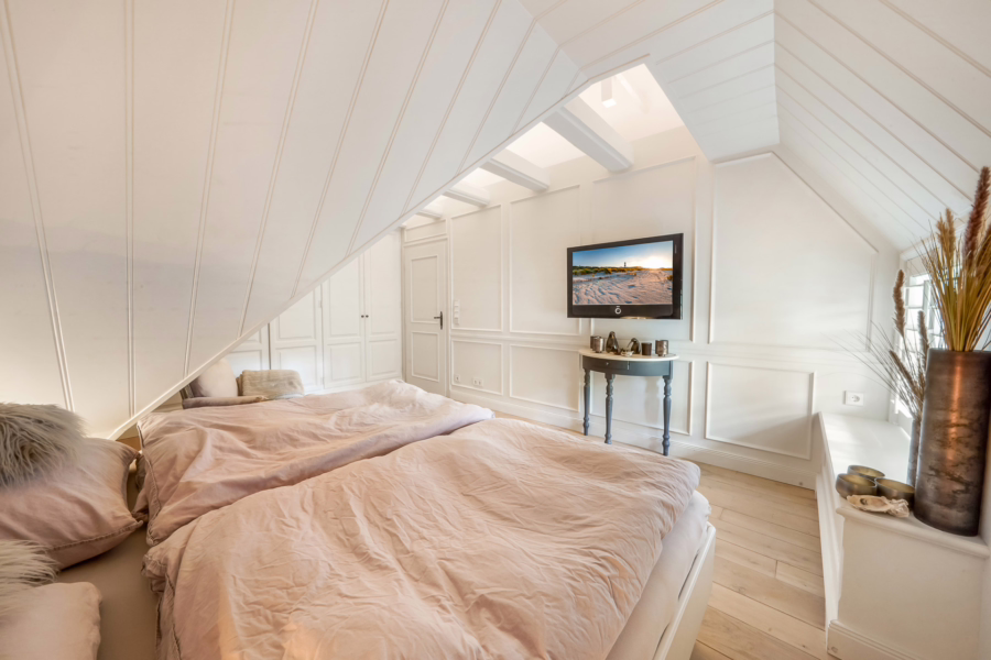 Bild - Stilvolles Einfamilienhaus mit Garage, eingebettet in ein traumhaftes Grundstück in Morsum