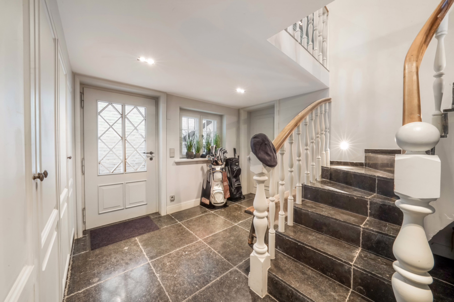 Bild - Stilvolles Einfamilienhaus mit Garage, eingebettet in ein traumhaftes Grundstück in Morsum