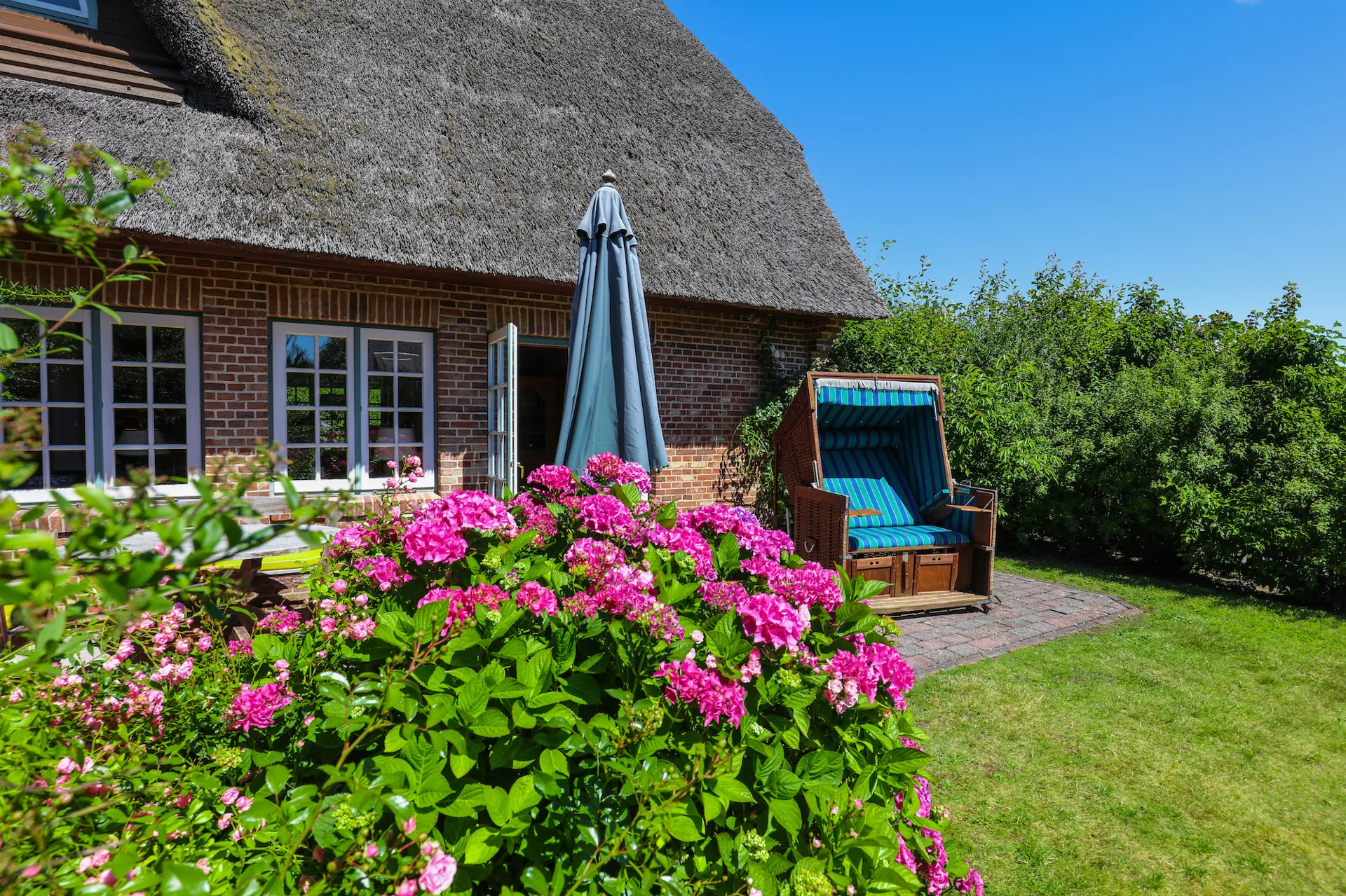 Bild - Großzügiges Reetendhaus mit Garage und sonnigem Garten nahe dem Morsumer Wattenmeer
