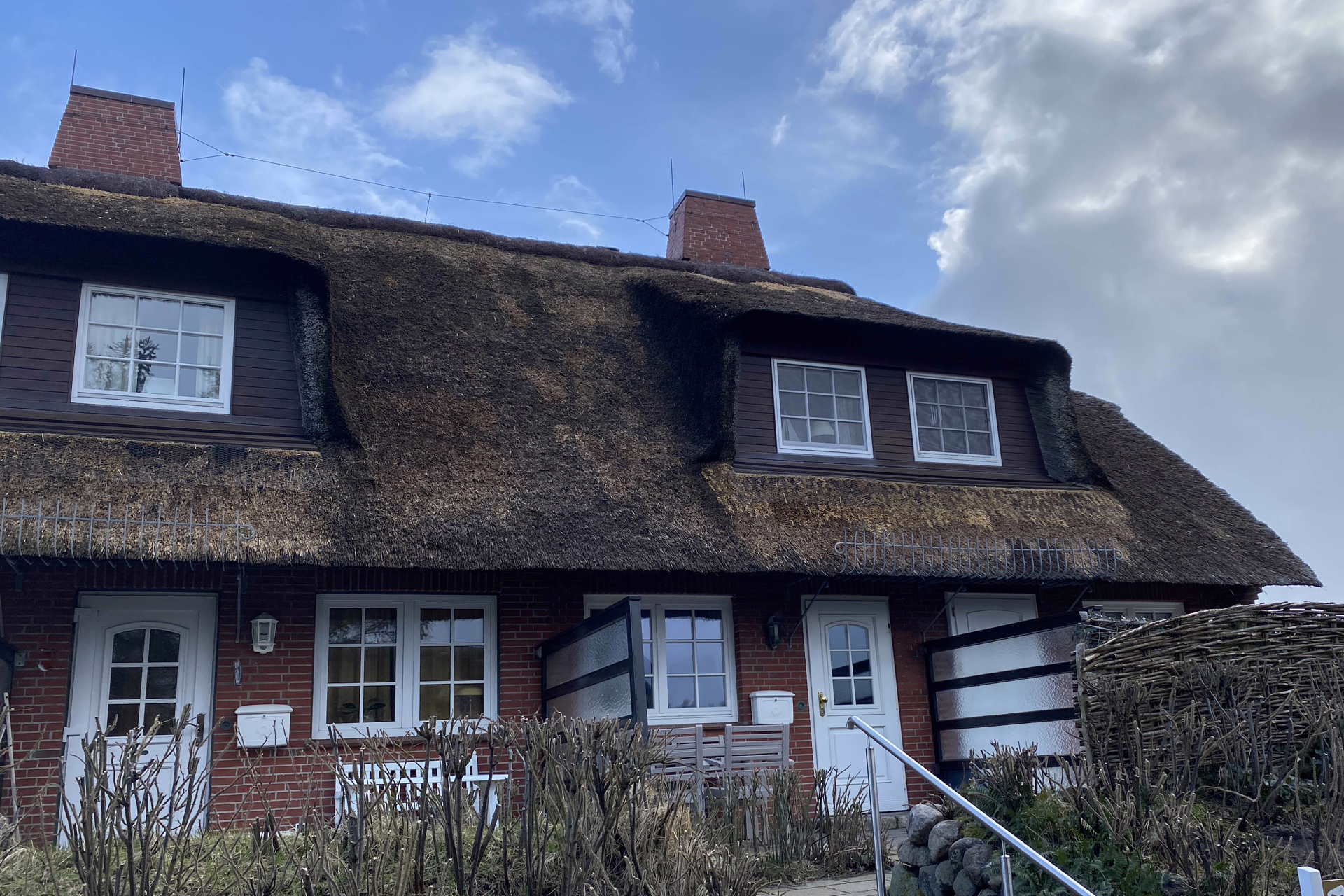 Hausansicht2 - -Top-Lage- Neubau-Doppelhaus unter Reet mit Garage an den Dünen in Wenningstedt (Haus 3)