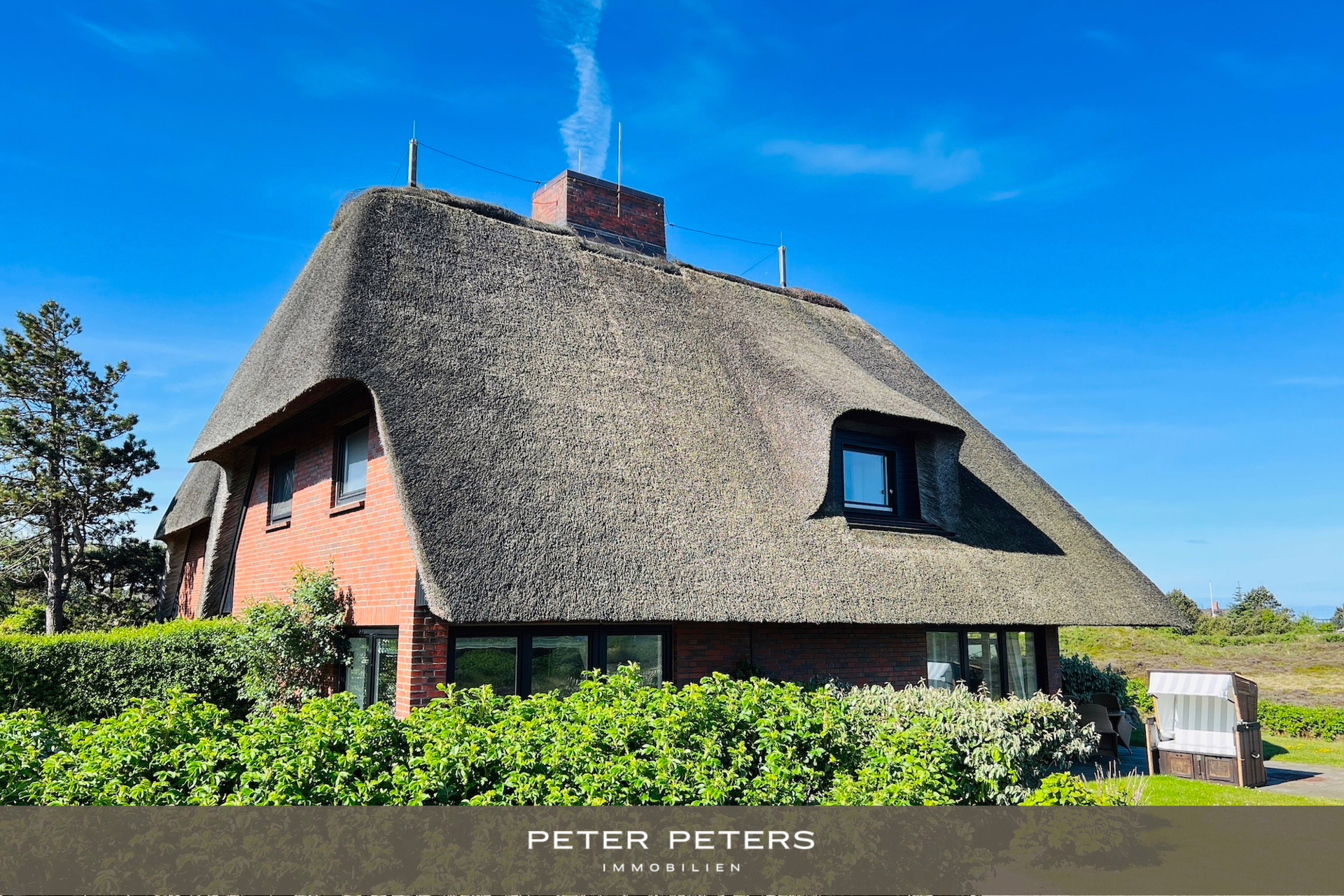 Saniertes Eckhausteil unter Reet mit Blick über die Heidefläche, 25999 Kampen, Reihenhaus