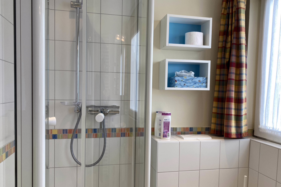 Bad - Helle, gepflegte 2-Zimmer-Dachgeschosswohnung in Wenningstedt