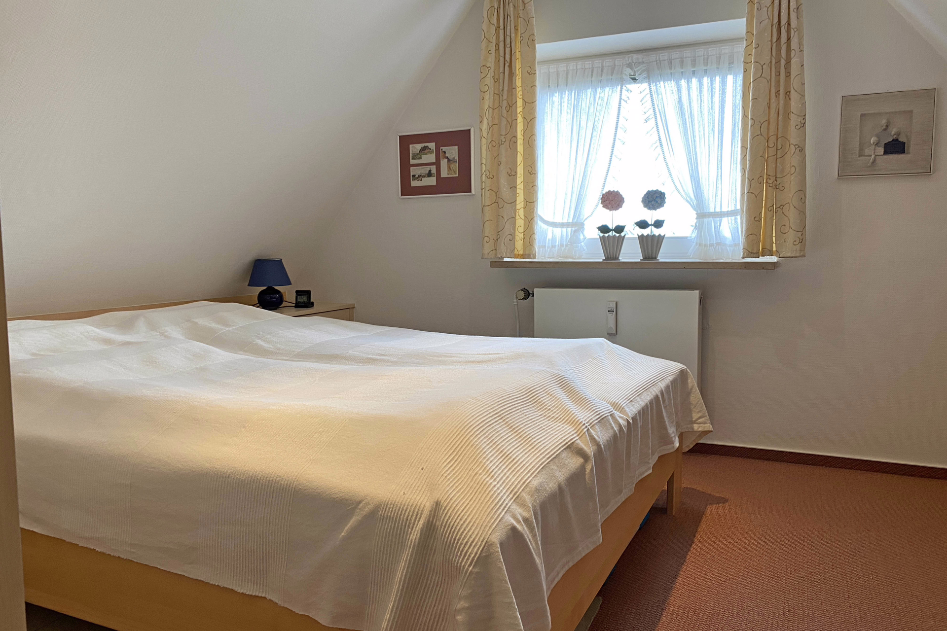 Bett - Helle, gepflegte 2-Zimmer-Dachgeschosswohnung in Wenningstedt