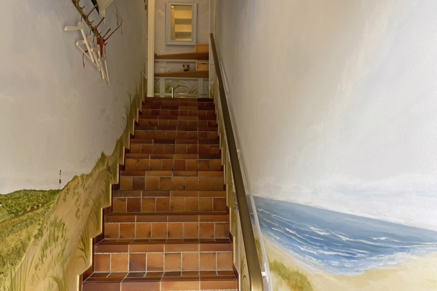 Aufgang - Helle, gepflegte 2-Zimmer-Dachgeschosswohnung in Wenningstedt