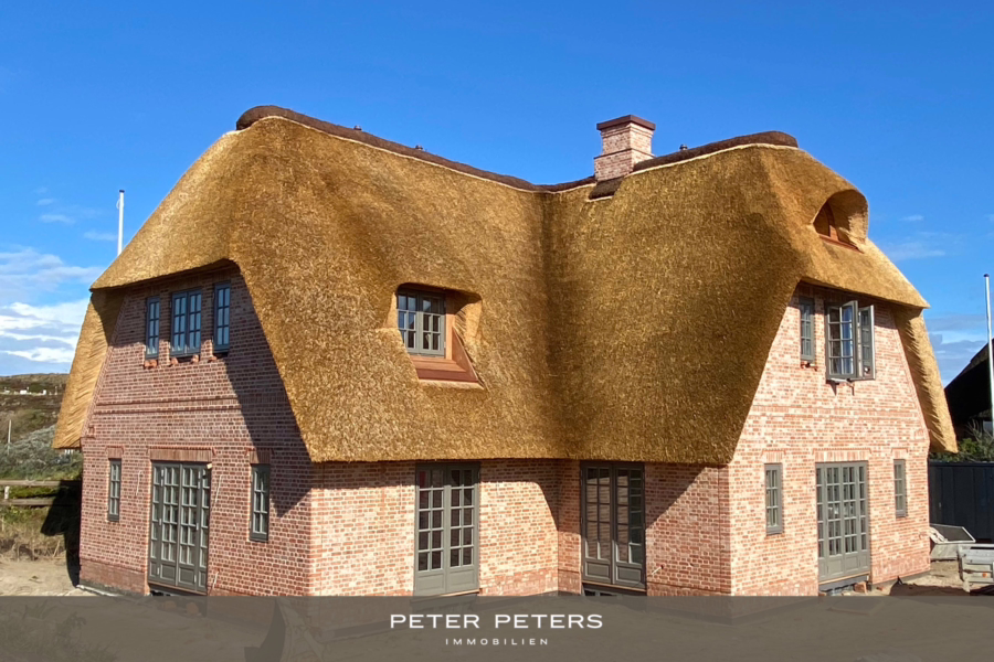 Titel - Neubau eines Strandhauses unter Reet in wattnaher Lage von List