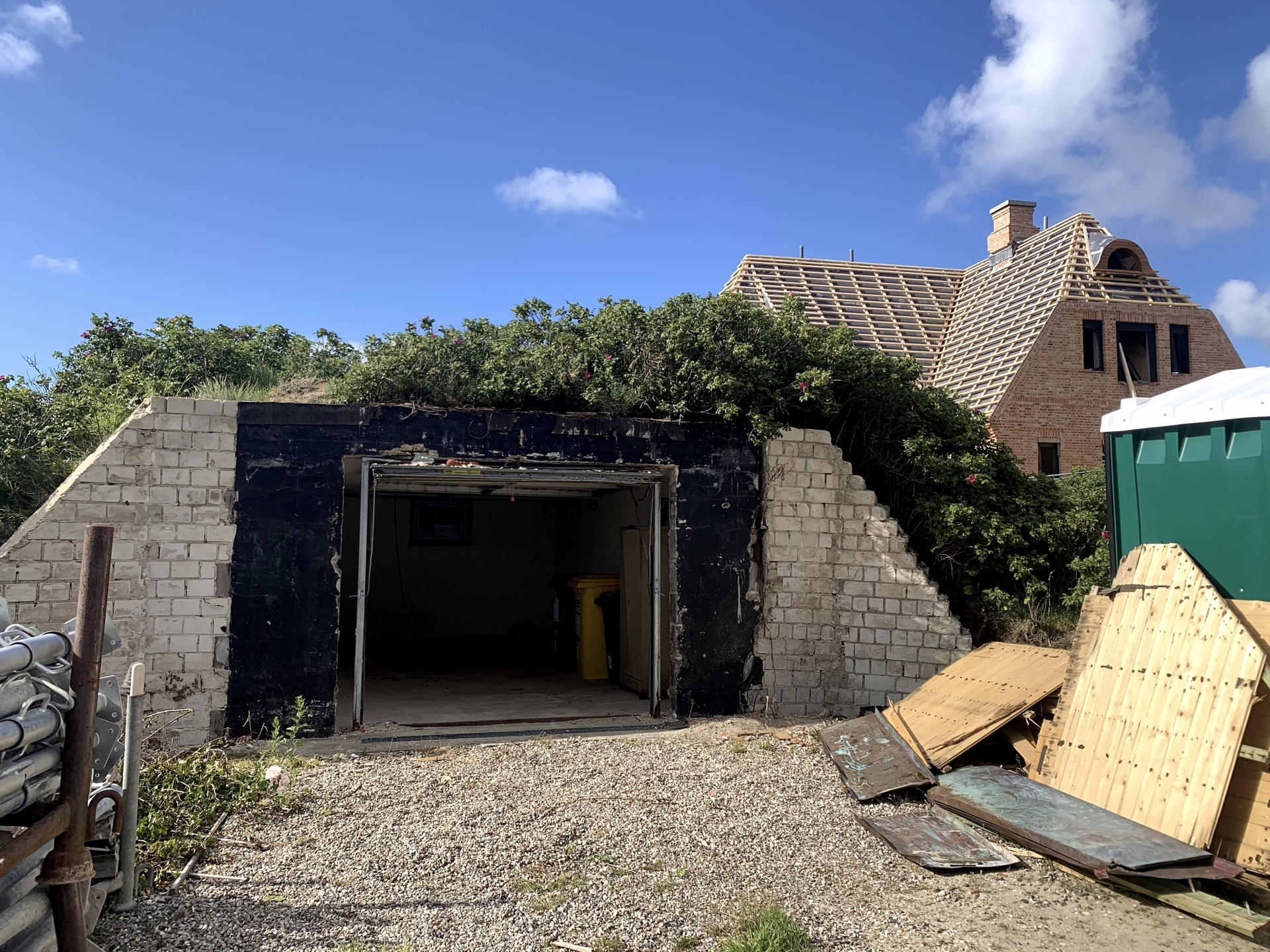 Bild - Neubau eines Strandhauses unter Reet in wattnaher Lage von List