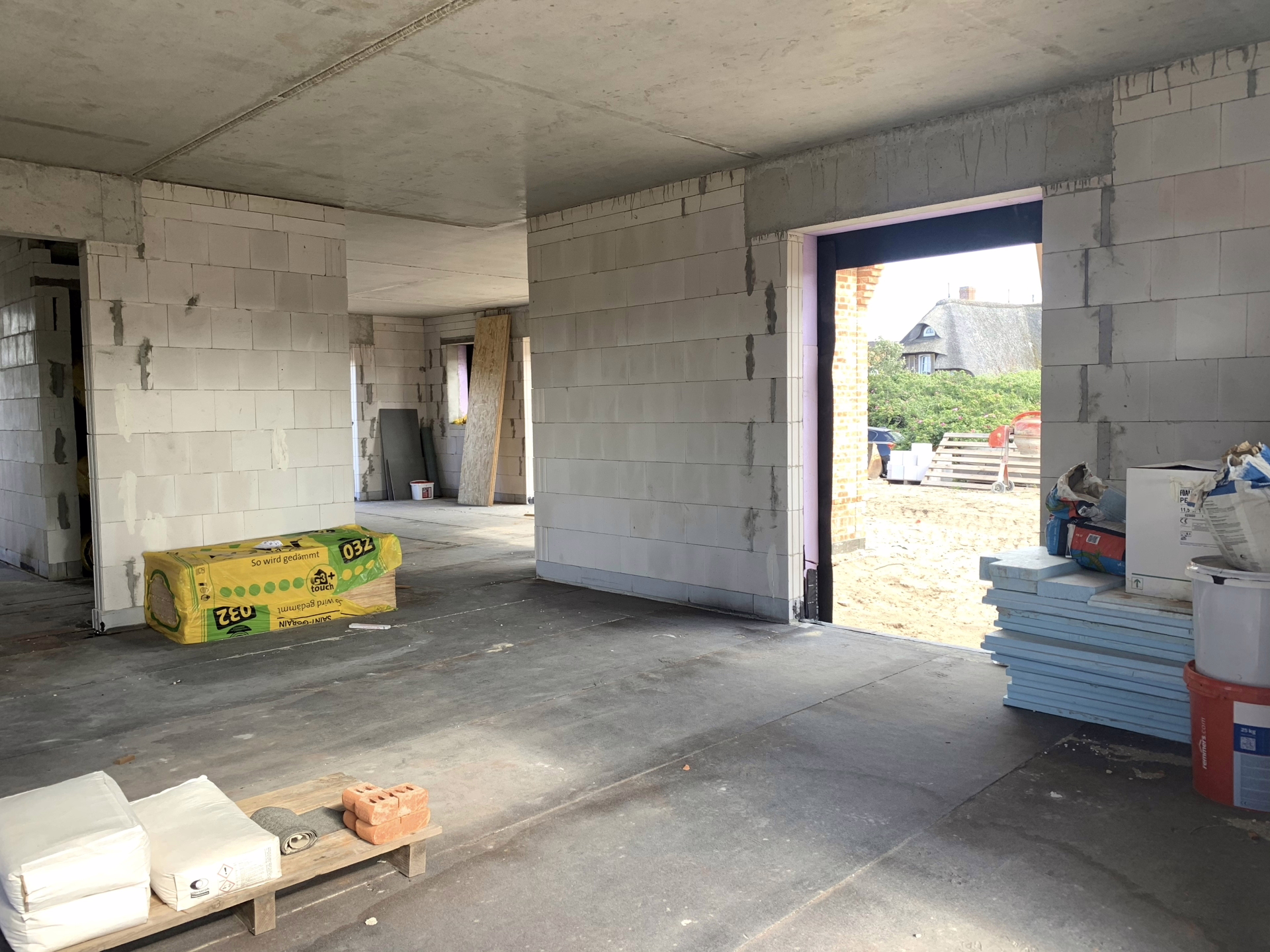 Bild - Neubau eines Strandhauses unter Reet in wattnaher Lage von List