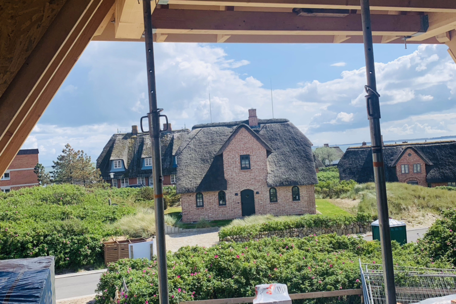 Bild - Neubau eines Strandhauses unter Reet in wattnaher Lage von List