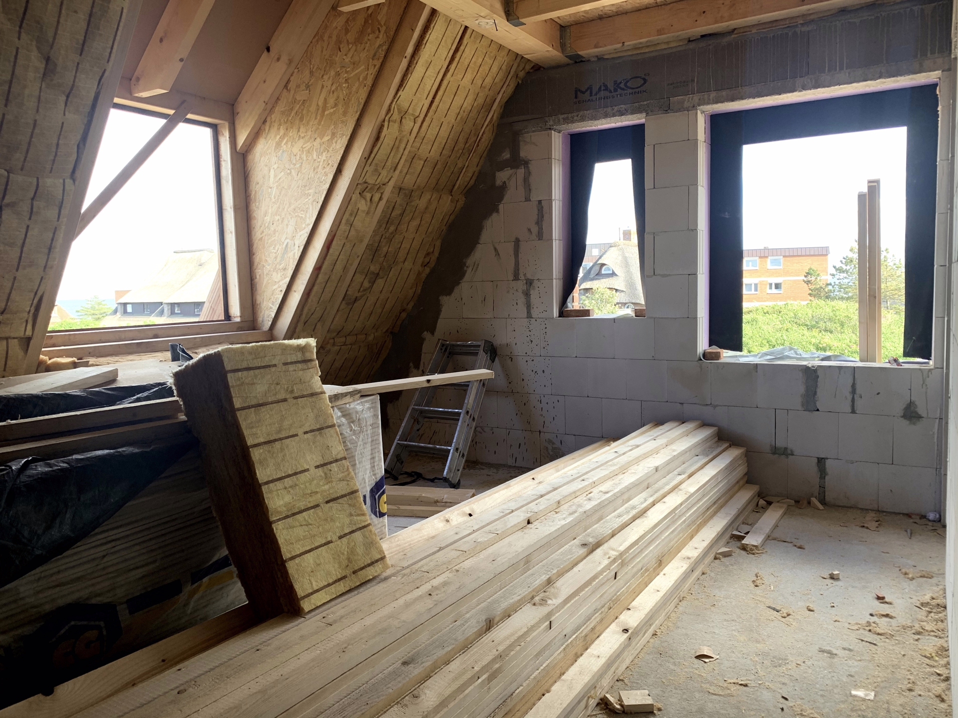 Bild - Neubau eines Strandhauses unter Reet in wattnaher Lage von List