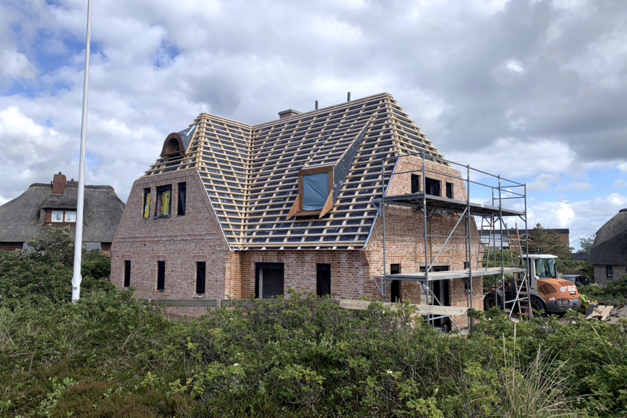 Bild - Neubau eines Strandhauses unter Reet in wattnaher Lage von List