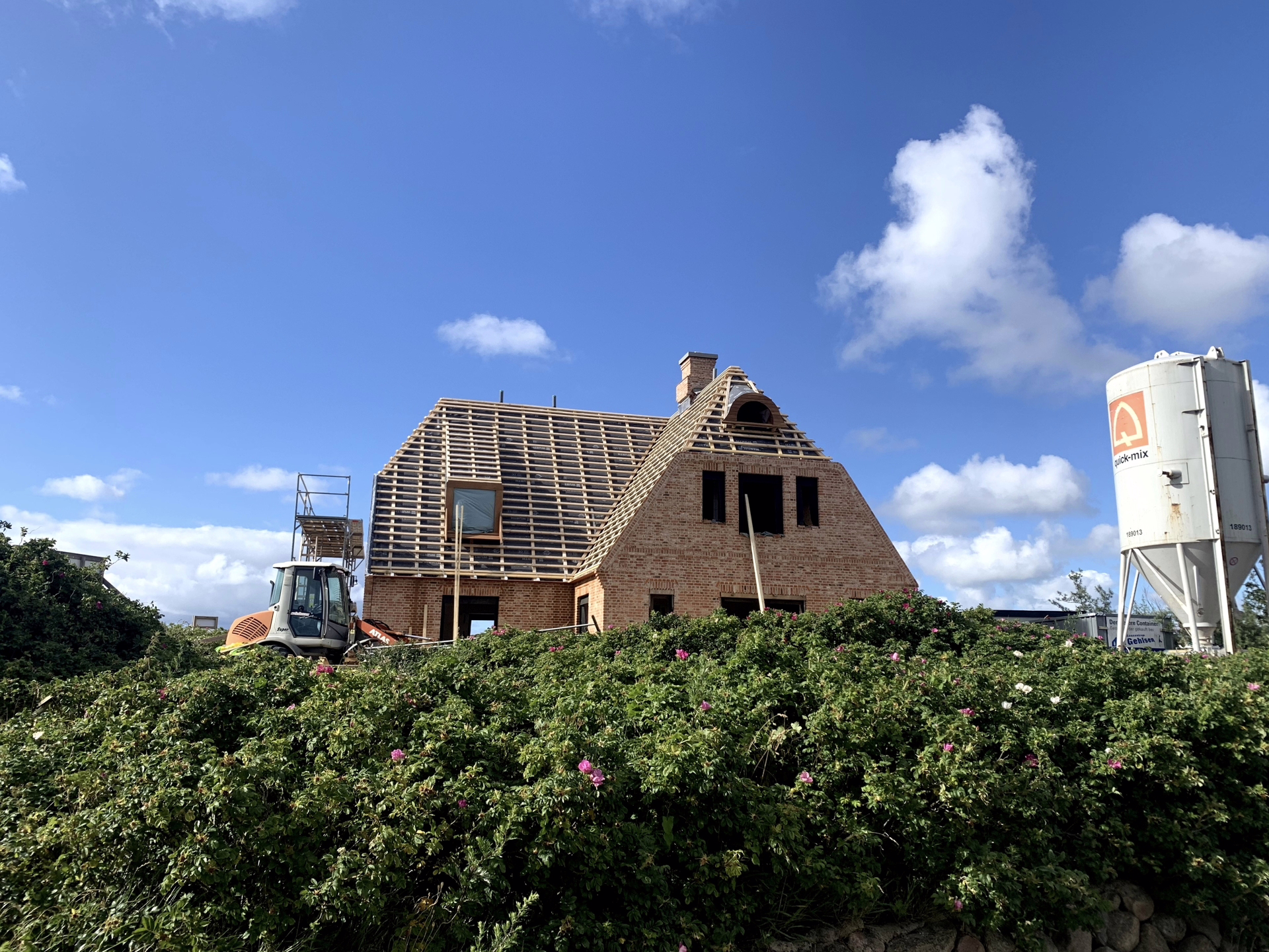 Bild - Neubau eines Strandhauses unter Reet in wattnaher Lage von List
