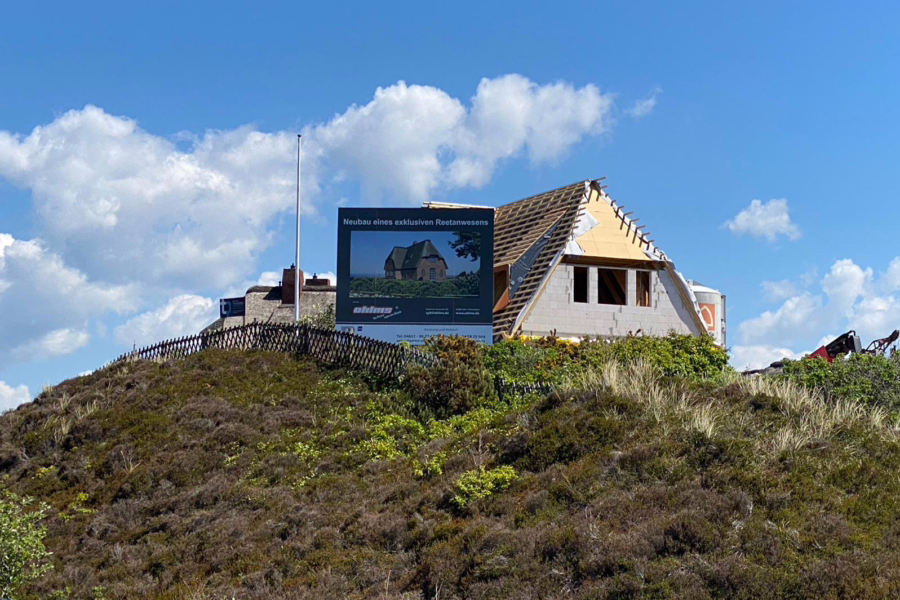 Bild - Neubau eines Strandhauses unter Reet in wattnaher Lage von List