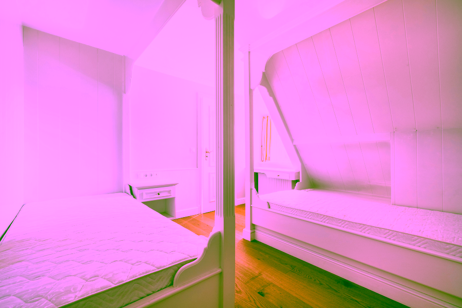 Bild - Reetgedecktes Reihenendhaus in einem wieder errichteten Friesenhof