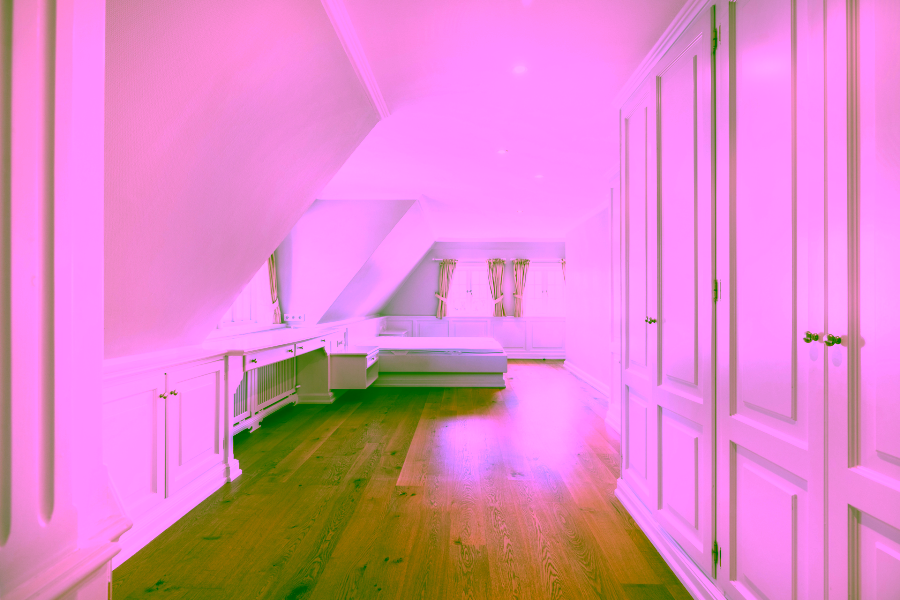 Bild - Reetgedecktes Reihenendhaus in einem wieder errichteten Friesenhof