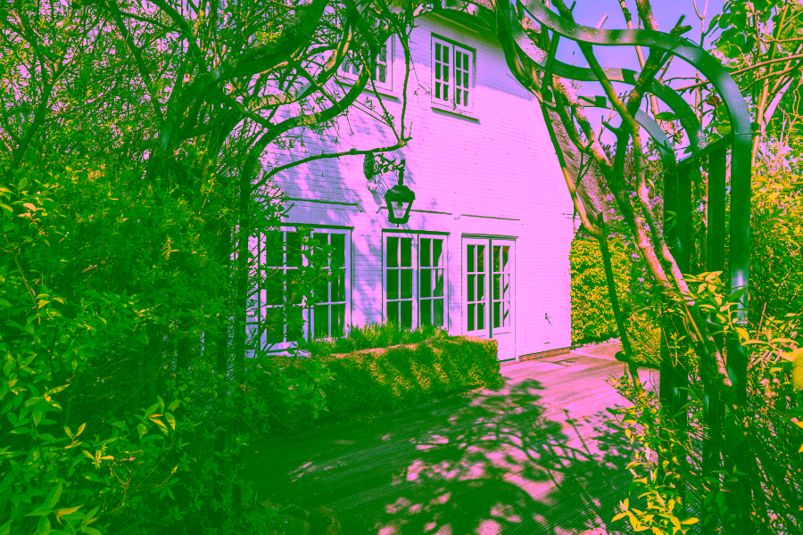 Bild - Reetgedecktes Reihenendhaus in einem wieder errichteten Friesenhof