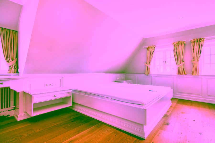 Bild - Reetgedecktes Reihenendhaus in einem wieder errichteten Friesenhof