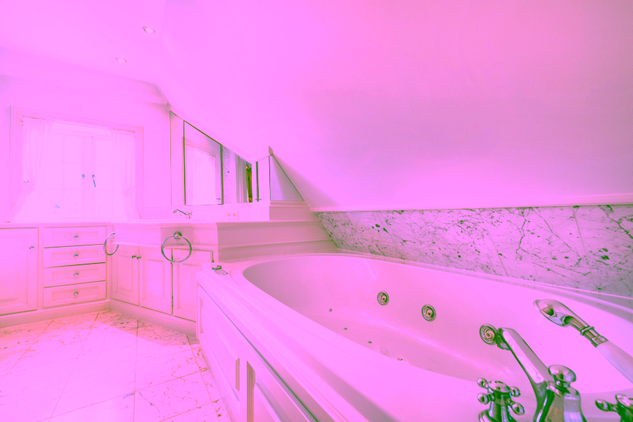 Bild - Reetgedecktes Reihenendhaus in einem wieder errichteten Friesenhof