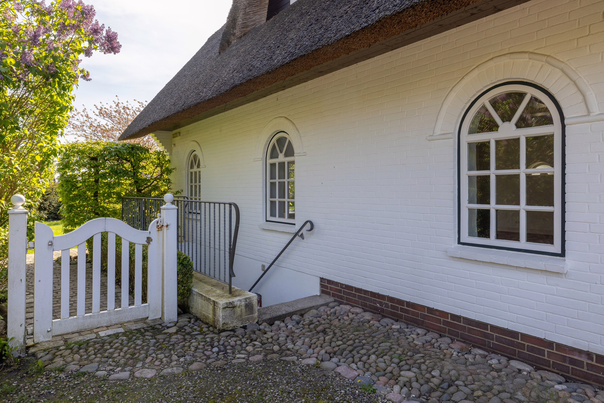 Bild - Reetgedecktes Reihenendhaus in einem wieder errichteten Friesenhof