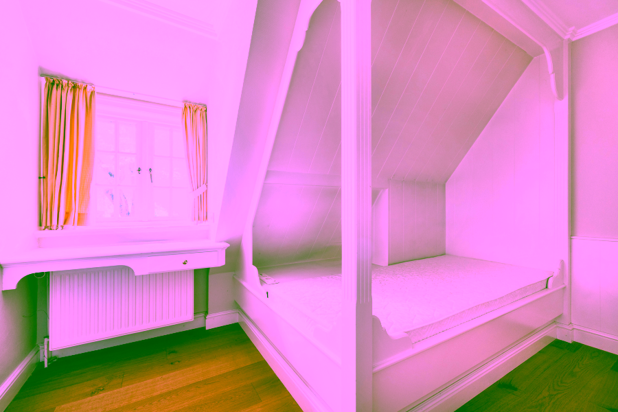 Bild - Reetgedecktes Reihenendhaus in einem wieder errichteten Friesenhof