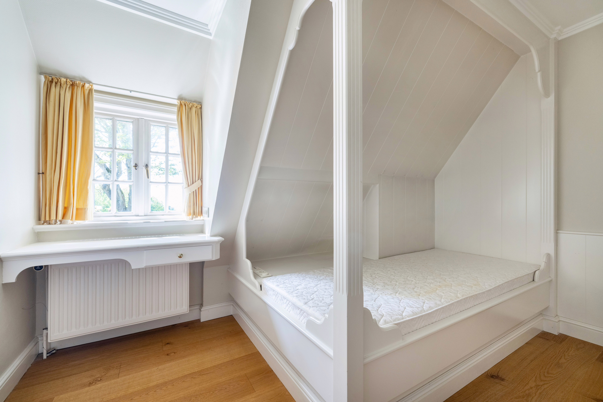 Bild - Reetgedecktes Reihenendhaus in einem wieder errichteten Friesenhof