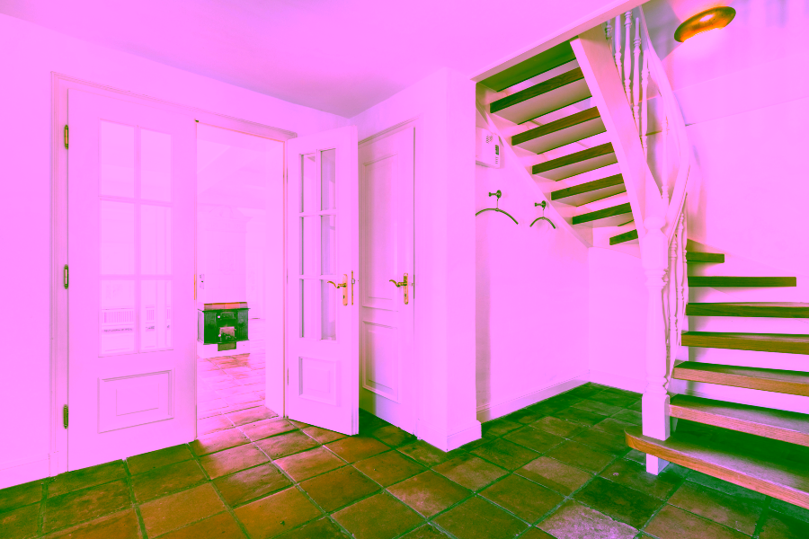 Bild - Reetgedecktes Reihenendhaus in einem wieder errichteten Friesenhof