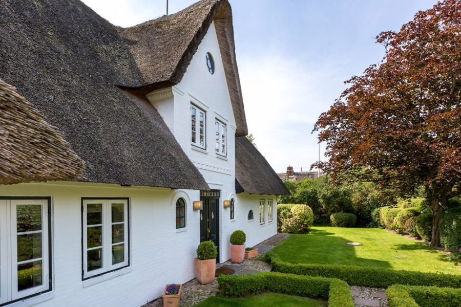 Bild - Großzügiges Einzelhaus mit Garage unter Reet in zurückgezogener Lage