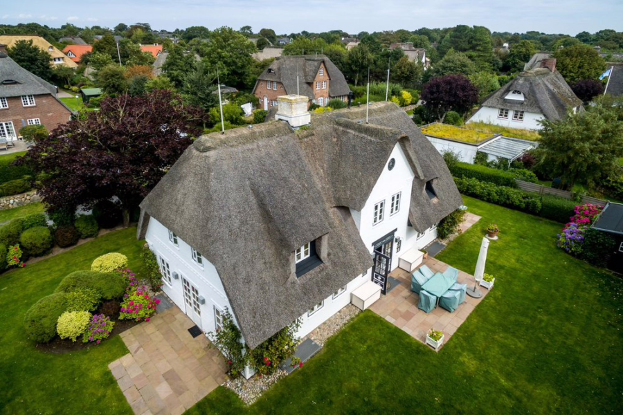 Bild - Großzügiges Einzelhaus mit Garage unter Reet in zurückgezogener Lage